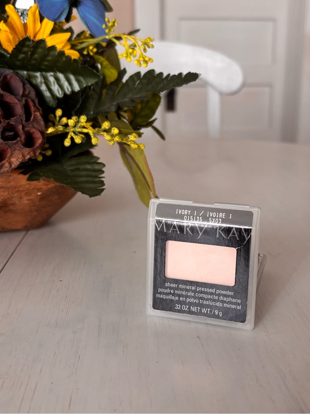 Mary Kay Compact Sheer Mineral Pressed Powder - Ivory 1 shade
